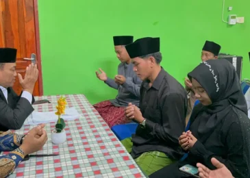 Nikah Gratis di KUA Robatal, Pasangan Disambut Khidmat dan Haru