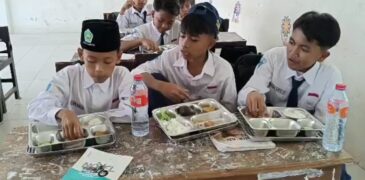 Ratusan Siswa MTsN 1 Sampang Nikmati Hidangan Bergizi
