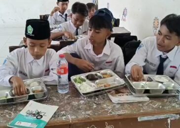 Ratusan Siswa MTsN 1 Sampang Nikmati Hidangan Bergizi