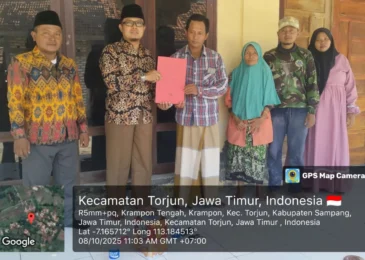 KUA Torjun Serahkan Akta Ikrar Wakaf, Dorong Pengelolaan Wakaf Produktif di Masyarakat