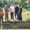 Kepala KUA Torjun Serahkan Akta Ikrar Wakaf untuk Yayasan Permata Bunda Pangongseyan