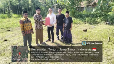 Kepala KUA Torjun Serahkan Akta Ikrar Wakaf untuk Yayasan Permata Bunda Pangongseyan