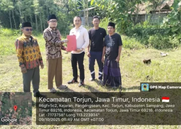 Kepala KUA Torjun Serahkan Akta Ikrar Wakaf untuk Yayasan Permata Bunda Pangongseyan