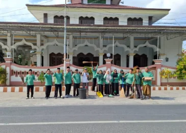 Serentak Bersih-Bersih Masjid, 14 KUA di Sampang Hidupkan Semangat Hari Santri 2025