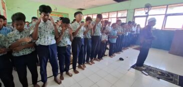 Duka Untuk Al Khoziny, Ratusan Siswa MTsN 2 Sampang Laksanakan Shalat Ghaib