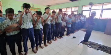 Duka Untuk Al Khoziny, Ratusan Siswa MTsN 2 Sampang Laksanakan Shalat Ghaib