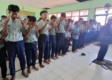 Duka Untuk Al Khoziny, Ratusan Siswa MTsN 2 Sampang Laksanakan Shalat Ghaib