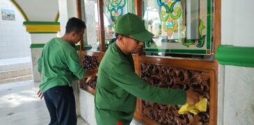 Sambut Hari Santri 2025, ASN Kemenag Sampang Gelar Aksi Bersih Masjid Pesantren