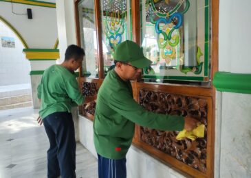 Sambut Hari Santri 2025, ASN Kemenag Sampang Gelar Aksi Bersih Masjid Pesantren