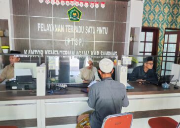 Ratusan ASN Kemenag Sampang Bersarung Serentak, Semarakkan Pekan Hari Santri 2025