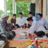 Dedikasi Tanpa Batas: Kepala KUA Sokobanah Tetap Layani Wakaf Meski Diterjang Hujan dan Lumpur