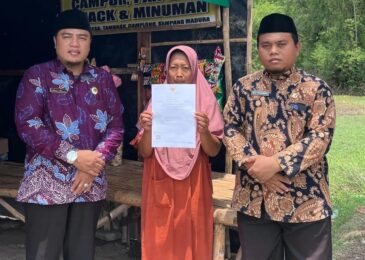 Tak Gentar Diterpa Hujan, Kepala KUA Camplong Antar Sertifikat Halal Langsung ke Pelaku Usaha Rujak