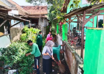 KUA Jrengik Gelar Jumat Bersih, Kantor Kinclong Pelayanan Makin Nyaman
