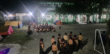 Api Unggun Membara, Semangat Pramuka MTsN 1 Sampang Tak Padam di Malam Minggu